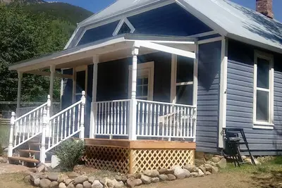 Image de Sweet Retreat Bungalow 1880 avec randonnée, cuisine pour les chiens et stockée