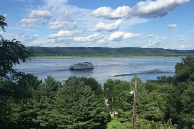 Image de Maison de cinq chambres avec vue imprenable sur le fleuve Mississippi