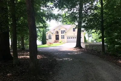 Image de Nouvelle Liste! Superbe maison avec couchers de soleil sur le lac principal - 4 chambres, 3800 pieds carrés, 1 acre de terrain