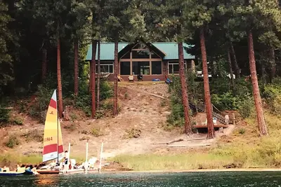 Image de Waterfront Cabin sur la magnifique rivière Pend Oreille.