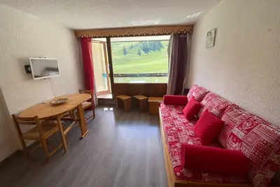 Image de Studio avec coin montagne pour 4 pers, skis aux pieds