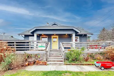 Image de Nouvelle Liste! Chalet acceptant les chiens w \/ terrasse sur le toit et de divertissement près de la plage