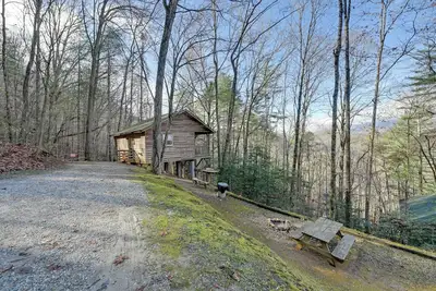 Image de Nouveau! Animaux acceptés Bryson City Cabin w / aire de pique-nique!