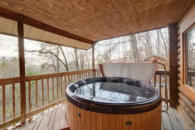 Image de Nouveau! Cabine 'Deer Glen' avec bain à remous privé et porche!
