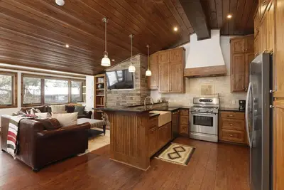 Image de Moderne Downtown Mountainside 3br Appartement w \/ piscine, bain à remous, WiFi gratuit, à Aspen pour 9 personnes Great Locat