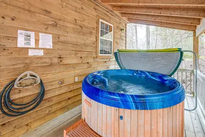 Image de Nouveau! Paisible Cabine Bryson City w / Porche et bain Ă remous