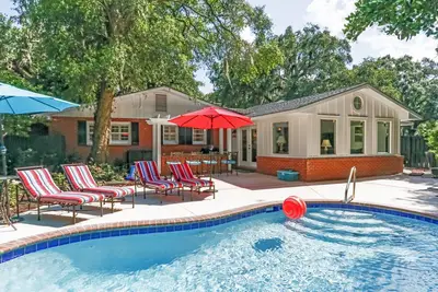 Image de Maison spacieuse, fraîchement rénovée, très bien situé, Piscine PRIVÉE