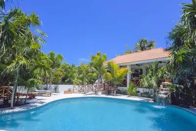 Image de Incroyable villa en bord de mer, vue sur l'océan, piscine chauffée et oasis de jardin de noix de coco