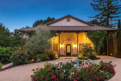 Image de Superbe maison de design à distance de marche de 9 caves! Ceci est l'endroit!