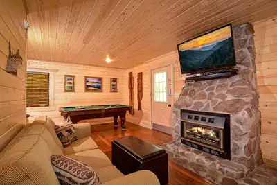 Image de Plus de 700 $ en billets gratuits, romantique, table de billard, bain à remous, jacuzzi en cœur, Internet, Gatlinburg / Pf