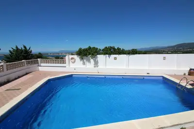 Image de Grand appartement avec vue fantastique sur la mer, situé dans un quartier calme. À deux pas de