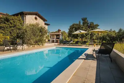 Image de Charmante Villa avec Piscine et Divertissement Extérieur pouvant accueillir jusqu'à 6 Personnes
