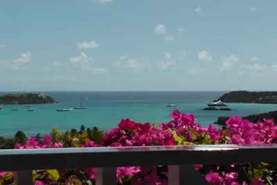 Image de Vues fabuleuses sur la mer et le port et par un matin clair Vous pouvez voir la Guadaloupe