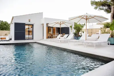 Image de Superbe villa récemment rénovée avec piscine, Pto Pollensa, à 450m de la plage \/ promenade des pins