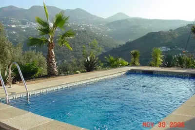 Image de Maison neuve avec cheminée, chauffage central, palmiers et piscine