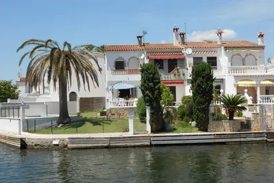 Image de Très jolie maison de pêcheur au canal avec une belle vue et amarrage
