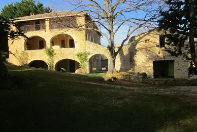 Image de Magnifique gîte en pierre avec jacuzzi, piscine et grand terrain arboré.