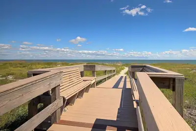 Image de Rez de chaussée, près de la piscine avec une vue magnifique sur l'océan!