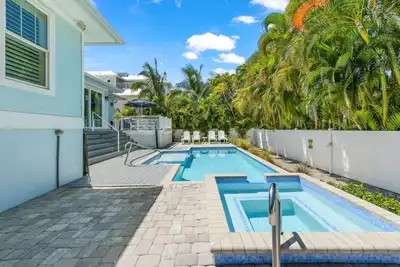 Image de Skip To Beach Dans La Maison Superbe Nouvellement Construite avec piscine, spa, 1 rue de la plage et des boutiques