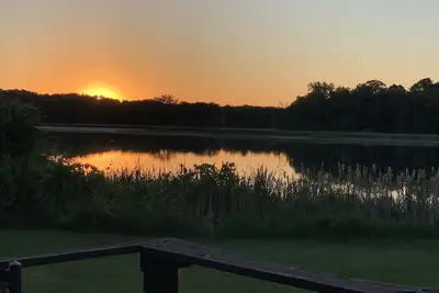 Image de Charmante cabane en pin noueux avec une vue imprenable sur le lac! De nombreuses mises Ă jour!