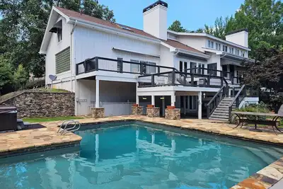 Image de Belle maison de lac au bord de l'eau avec quai et piscine prĂŞte pour votre groupe.