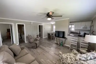 Image de Magnifiquement mis à jour et abordable 2 Br / 2ba Cottage, un endroit idéal pour les vacances!