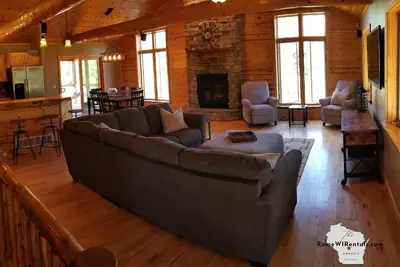 Image de Maison de vacances chic et rustique À quelques pas du lac Camelot et à quelques minutes de Sand Valley Golf!