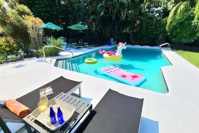 Image de Poshpadz - ÉNORME piscine, 3 chambres, 6 couchages, WiFi gratuit, à quelques minutes de la plage
