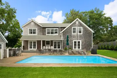 Image de Domaine ensoleillé juste à l'extérieur d'East Hampton Village, cadre isolé avec une cour et une piscine tentaculaires
