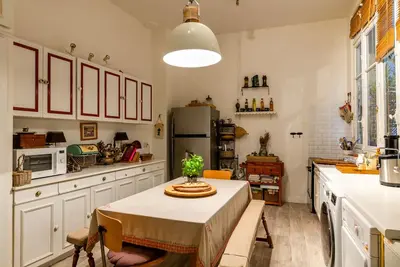 Image de Par les Champs Elysées - bel appartement parisien avec une touche vintage (Veeve)