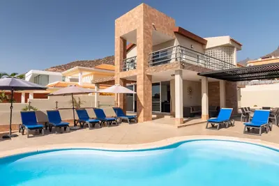 Image de Villa moderne avec piscine privée chauffée et vue sur la mer