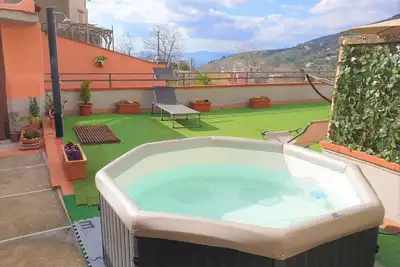 Image de Private 3 bedroom apartment with large terrace & hot tub near Sorrento