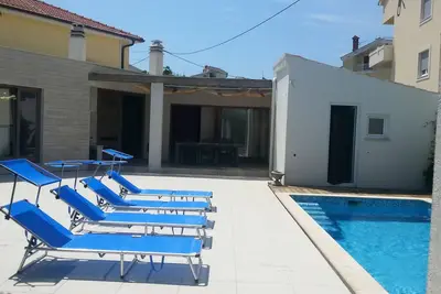 Image de Belle maison de vacances avec piscine et bain à remous, à 400m de la plage, WiFi