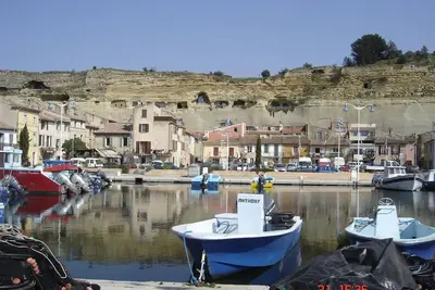 Image de Maison troglodyte classée 3* en Provence, atypique avec vue sur l'Etang de Berre