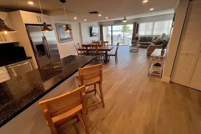 Image de Lic. Mger. - Luxueux 2\/2 Condo Oceanfront! - 100% Remodeled! - Station BALNÉAIRE!