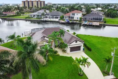 Image de Waterfront Paradise Home avec piscine surdimensionnée, quai et accès nautique