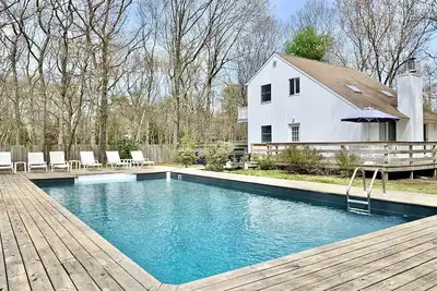 Image de Réduction de dernière minute ce week-end! Cuisine moderne, piscine chauffée à East Hampton!