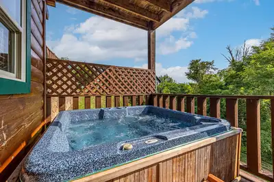 Image de Belle retraite, vue sur la montagne, w / WiFi, salle de jeux et bain à remous, près de Dollywood!