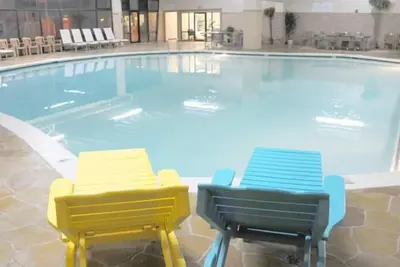 Image de Vue sur l'océan et la baie au carrousel avec piscine intérieure