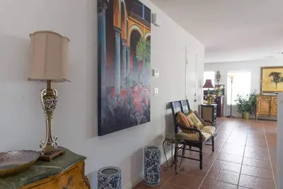 Image de Retraite élégant, maison entière 3 Bdrm, 10 min de la bande