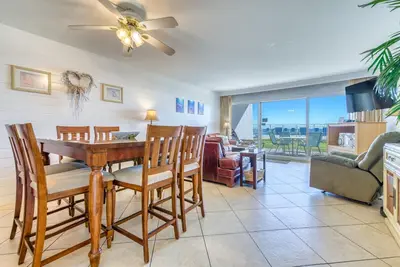 Image de Beach House * C104 * Front de mer * WiFi * Htd Pool * Tennis * + Commodités * Shoping