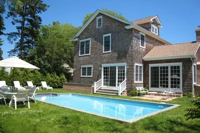 Image de Prime East Hampton Village Emplacement. Piscine chaufee. Marchez vers tous!