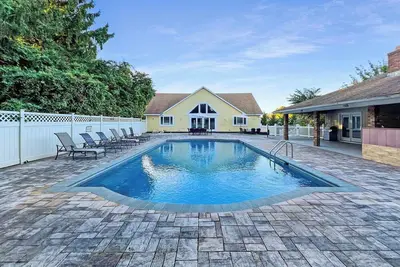 Image de Spacieuse maison de Southampton avec piscine et jacuzzi et une chambre pour toute la famille