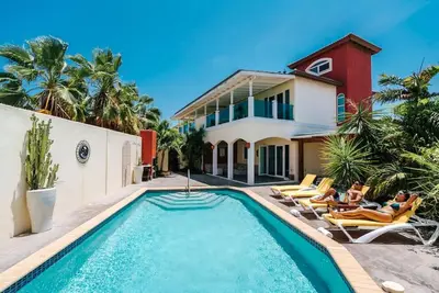 Image de Villa privée moderne avec piscine et terrasse ombragée à distance de marche de Palm Beach!