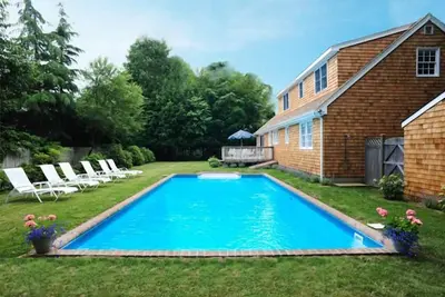 Image de Spacieux et privé - 3 blocs de magasins et restaurants à East Hampton Village!