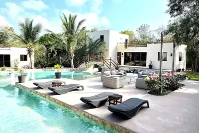 Image de Luxe sans fin! Private 3-Villa Estate w / Énorme piscine oasis, service de conciergerie