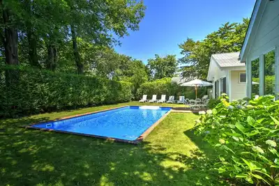 Image de Moderne, nouvelle cuisine, piscine chauffée! Promenez-vous dans tout East Hampton Village!
