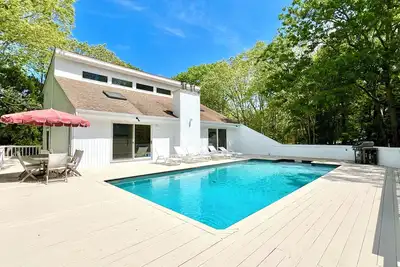 Image de Moderne et spacieuse, piscine chauffée, barbecue à gaz, cave à vin. Vélo aux plages de sable!