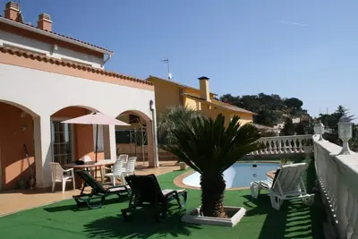 Image de Belle Maison Pour 8 Personnes, Avec Piscine. PRIVÉ Et Barbecue.