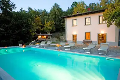 Image de Ancient country villa with pool in the hills of Tuscany, surrounded by woods